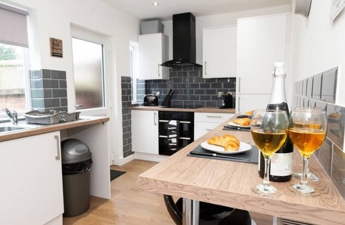 Tamworth House | Pretty 2 Bedroom House - Great Location & Parking