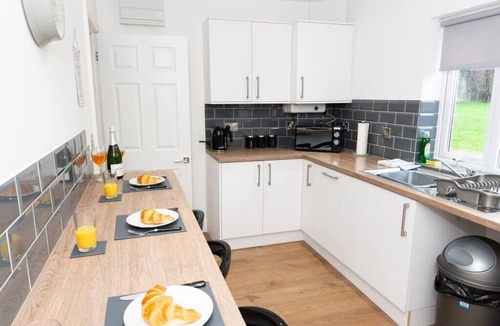 Tamworth House | Pretty 2 Bedroom House - Great Location & Parking