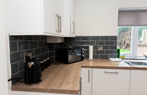 Tamworth House | Pretty 2 Bedroom House - Great Location & Parking
