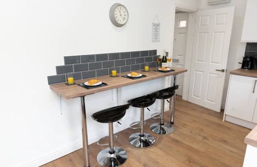 Tamworth House | Pretty 2 Bedroom House - Great Location & Parking