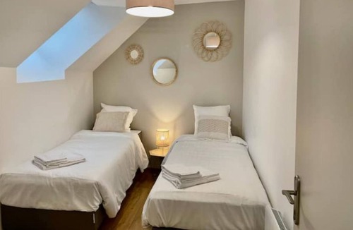 Saint-Meloir-des-Ondes Apartment | Pretty 2 bedroom, located downtown, at 6min from beaches