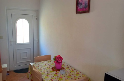 Kampor Apartment | Pretty Apartment With Terrace on Island Rab