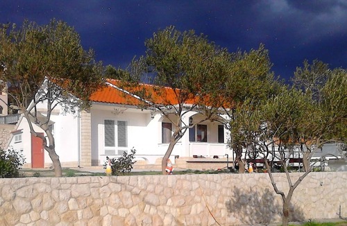 Kampor Apartment | Pretty Apartment With Terrace on Island Rab