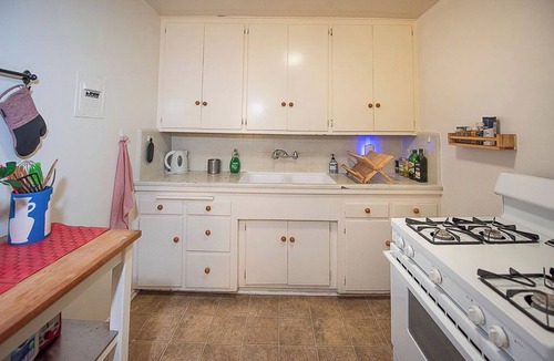 Wilshire Montana Apartment | Pretty Beach Apt with Carport and a Bike