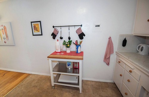 Wilshire Montana Apartment | Pretty Beach Apt with Carport and a Bike