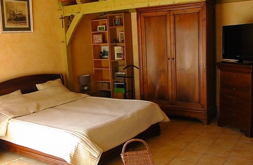 Agme Apartment | Pretty bedroom adjoining a country house