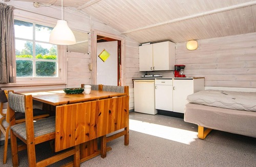 Aabenraa House | Pretty cabin in camping resort