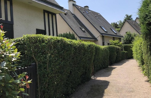 Villers-sur-Mer Cottage | Pretty Cottage with small garden