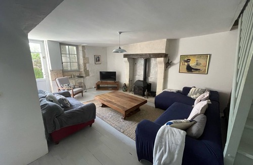 Saint-Severin House | Pretty Farmhouse/Private pool/4 Doubles with en-suites & 1 Twin /Sleeps 10