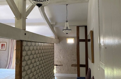Saint-Severin House | Pretty Farmhouse/Private pool/4 Doubles with en-suites & 1 Twin /Sleeps 10