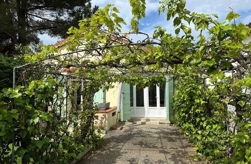 Mandelieu-la-Napoule Beach House | Pretty harbour house with garden