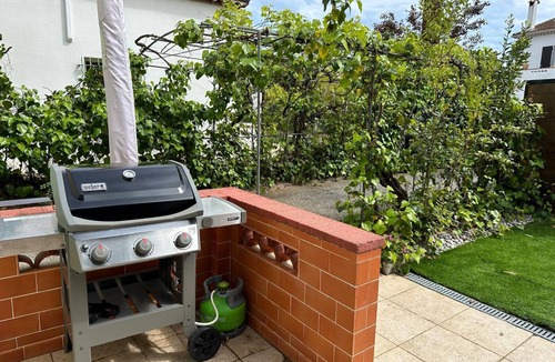 Mandelieu-la-Napoule Beach House | Pretty harbour house with garden