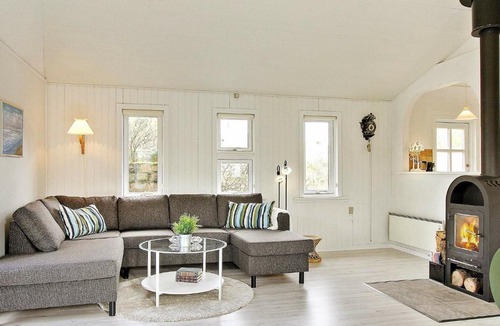 Blavand House | Pretty Holiday Home in Bl vand with Terrace