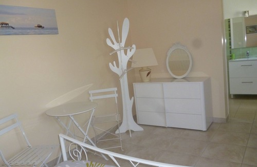 Taussat House | Pretty independent bedroom