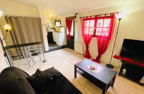 Draveil Apartment | pretty independent studio and its garden area