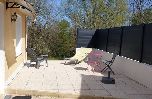 Chancelade House | pretty little house with terrace and private parking on raised ground