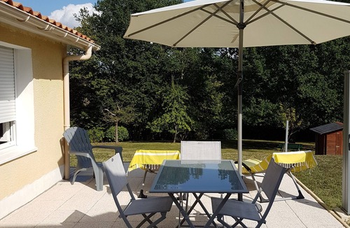 Chancelade House | pretty little house with terrace and private parking on raised ground