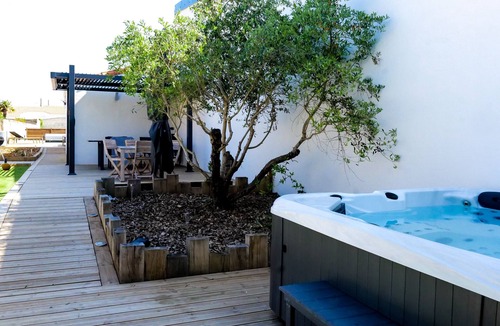 Chateau-d'Olonne Ski Chalet | Pretty renovated house close to amenities Les Sables sleeps 10