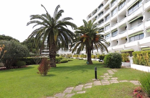 La Petite Motte Apartment | Pretty, Sleeps 4, Sunny, Pool, Parking, Beach, Shops 50m,
