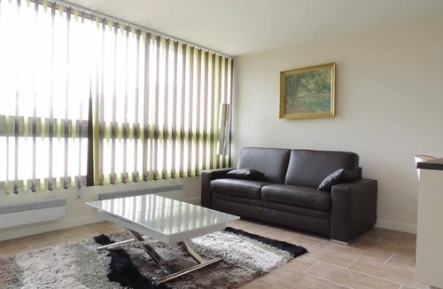 La Petite Motte Apartment | Pretty, Sleeps 4, Sunny, Pool, Parking, Beach, Shops 50m,