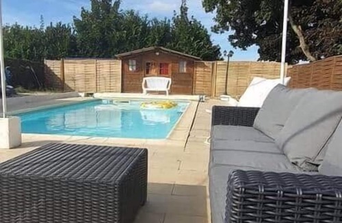 La Ferte-Gaucher House | Pretty T3 circuit with shared pool (optional)