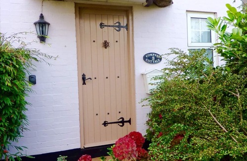 Winterton-on-Sea Cottage | Pretty Thatched Cottage, close to sandy beach