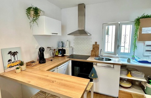Le Port House | Pretty "TinyHouse" beach cottage with outdoor area and secure parking