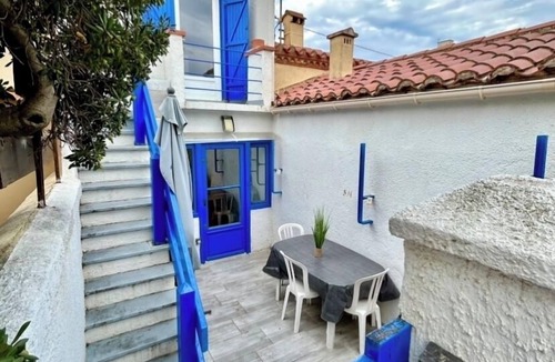 Le Port House | Pretty "TinyHouse" beach cottage with outdoor area and secure parking