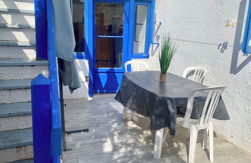 Le Port House | Pretty "TinyHouse" beach cottage with outdoor area and secure parking