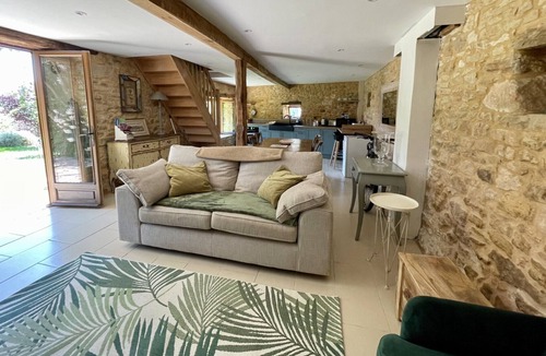 Veyrines-de-Domme Cottage | Pretty traditional stone gite and access to private pool