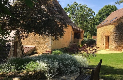 Veyrines-de-Domme Cottage | Pretty traditional stone gite and access to private pool