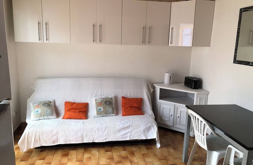 Les Arenes Condo | Pretty villa with swimming pool