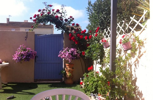 Les Arenes Condo | Pretty villa with swimming pool