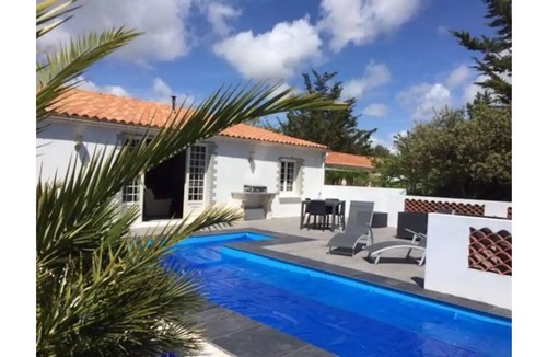 Les Conches Villa | Pretty villa with pool by the ocean