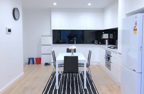 Bentleigh Apartment | Pride Benleigh Apartment with Garden