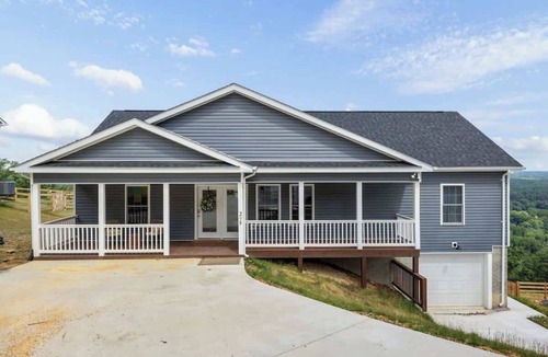 Front Royal Cabin | Prima Mountain Cabin Hot Tub Game Room