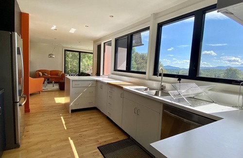 Lac-Brome House | Primavesi Estate · Alpine Oasis: Scenic Trails & Unrivaled Views