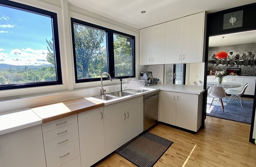 Lac-Brome House | Primavesi Estate · Alpine Oasis: Scenic Trails & Unrivaled Views