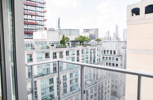 Downtown Toronto Apartment | Prime 2BR Apt with Lovely Skyline Views and GYM