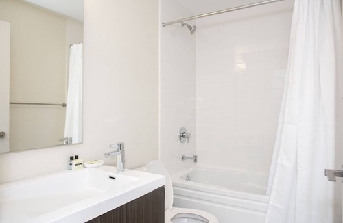 Downtown Toronto Apartment | Prime 2BR Apt with Lovely Skyline Views and GYM