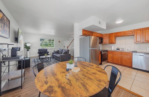 Highlands - Perkins Apartment | Prime 2BR – Midway Between LSU & Downtown BR!