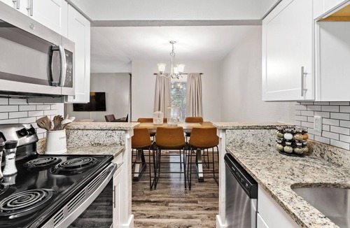Arlington Apartment | Prime Arlington, ATT/Globe Stadium, Six Flags, World Cup, Free Parking Location