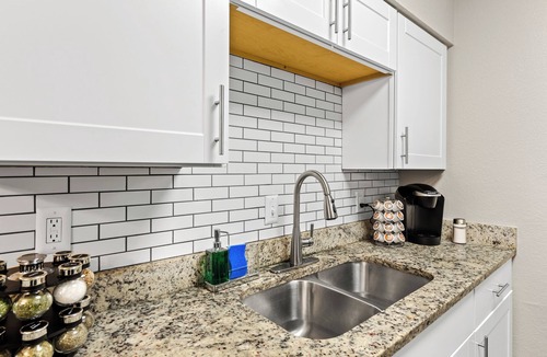 Arlington Apartment | Prime Arlington, ATT/Globe Stadium, Six Flags, World Cup, Free Parking Location