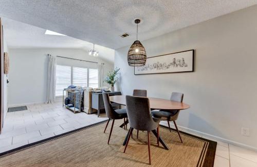 Franklin Park House | Prime Austin - Jacuzzi Firepit and BBQ
