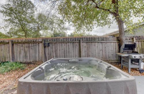 Franklin Park House | Prime Austin - Jacuzzi Firepit and BBQ