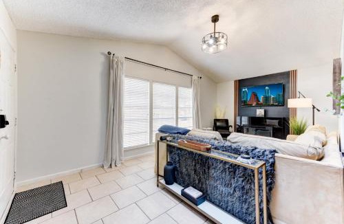 Franklin Park House | Prime Austin - Jacuzzi Firepit and BBQ