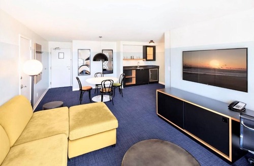 Venice Hotel | Prime Beachfront Room: Culture + Comfort Near Boardwalk | Breakfast is FREE!
