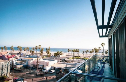 Venice Hotel | Prime Beachfront Room: Culture + Comfort Near Boardwalk | Breakfast is FREE!
