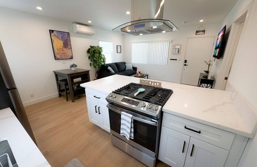 Burbank Apartment | Prime Burbank Location – New 1 Bedroom Near Studios, Dining, Museums & More!