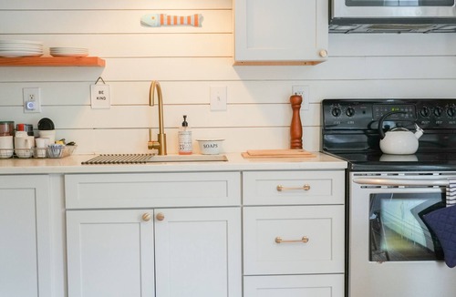 West End Apartment | Prime Central West End spacious 3BR.Walk to Waterfront,Old Port & music venues